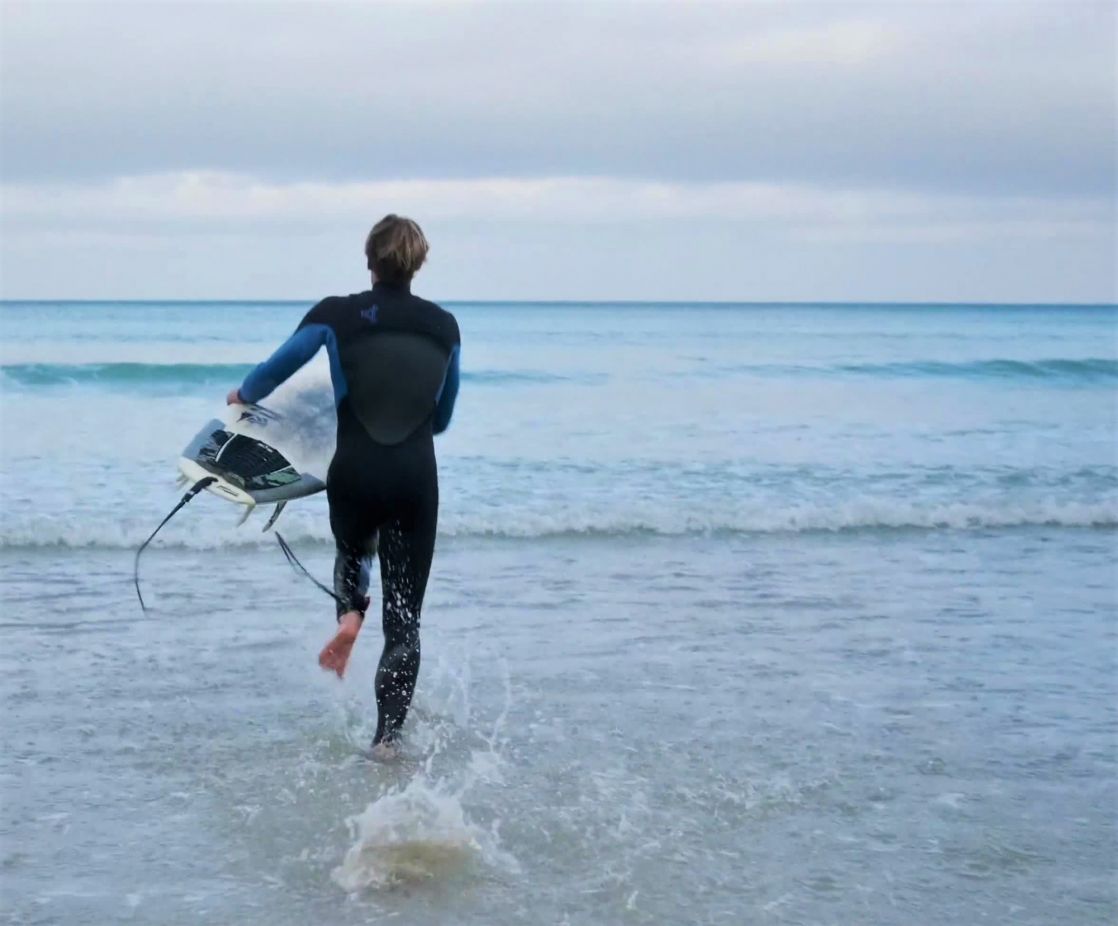 surfer running